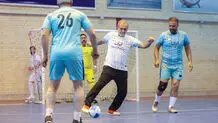 تصویری جالب از بازی پزشکیان در زمین فوتبال