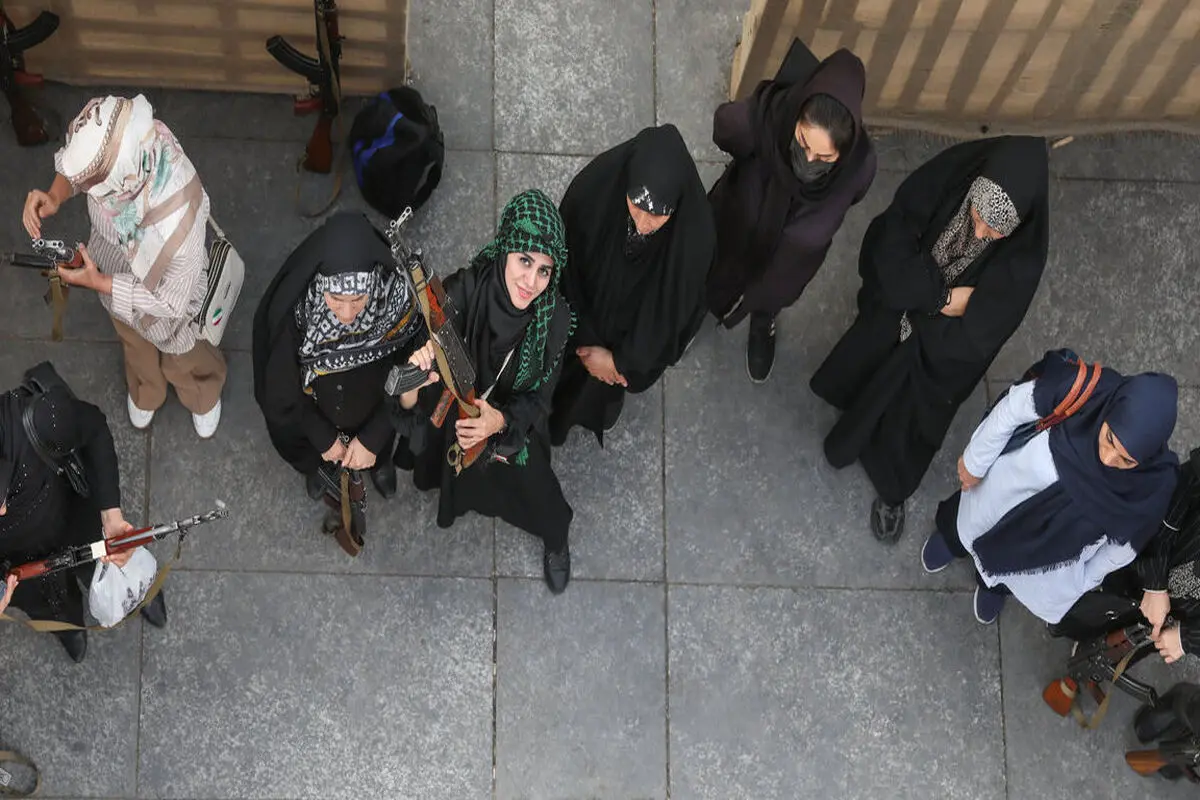 آموزش کار با سلاح به زنان در میدان امام حسین تهران + عکس