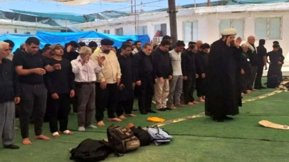 حضور عراقچی در نماز اربعین یکی از مواکب