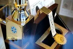 جایزه امین‌الضرب  در دستان خبرنگار «شرق»

