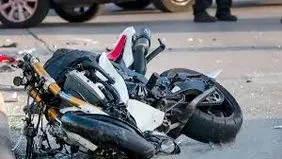 تصادف عجیب یک موتورسوار با مشتریان رستورانی در اصفهان +ویدیو

