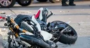 تصادف عجیب یک موتورسوار با مشتریان رستورانی در اصفهان +ویدیو

