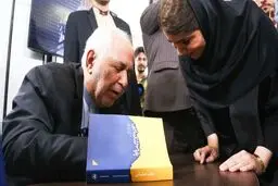 «ظریف» به نمایشگاه کتاب ‌آمد+ ویدئو