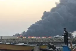 حمله‌ هوایی به اسکله تجاری بندرلنگه/ ۱۶ لنج در آتش سوخت