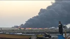 حمله‌ هوایی به اسکله تجاری بندرلنگه/ ۱۶ لنج در آتش سوخت