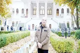 مردی  با لبخند همیشگی