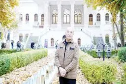 مردی  با لبخند همیشگی