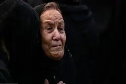 مادر اکبر عبدی در مراسم ختم فرزندش + عکس