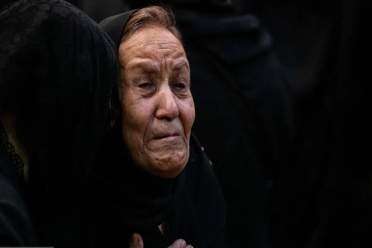 مادر اکبر عبدی در مراسم ختم فرزندش + عکس