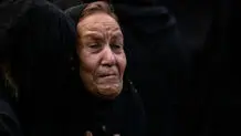 مادر اکبر عبدی در مراسم ختم فرزندش + عکس