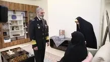 اعطای درجه سپهبدی شهید محمد باقری به خانواده‌اش توسط سرلشکر موسوی