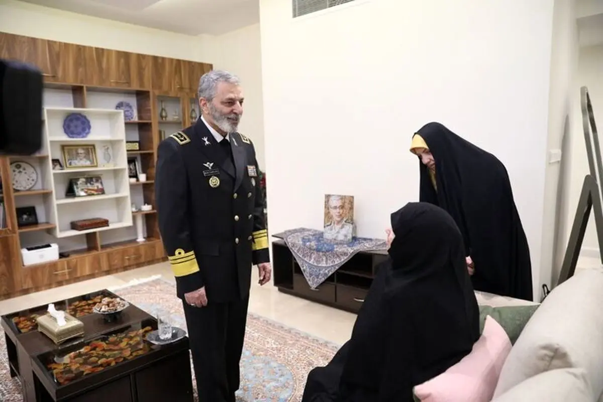 اعطای درجه سپهبدی شهید محمد باقری به خانواده‌اش توسط سرلشکر موسوی