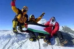 علم فلسطین یرفرف على قمة جبل إیفرست