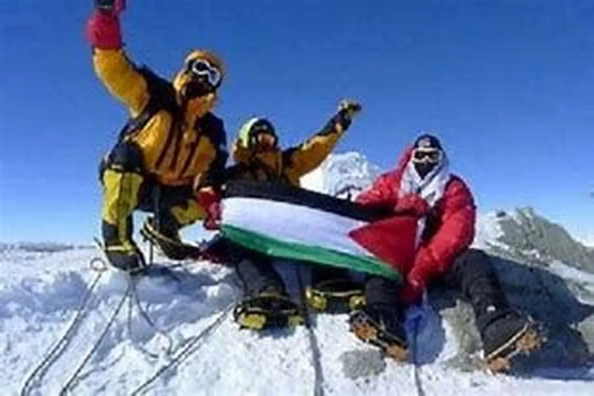 علم فلسطین یرفرف على قمة جبل إیفرست