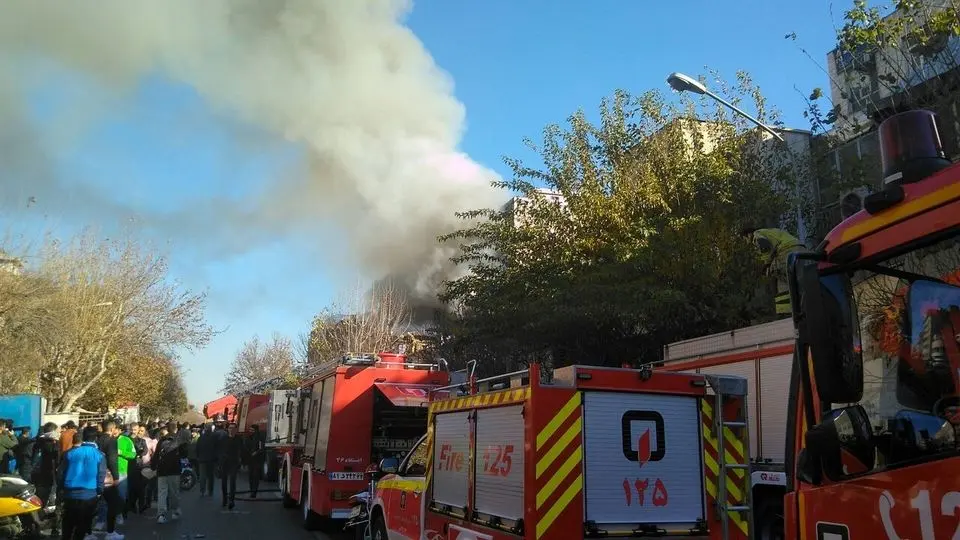 آتش‌سوزی در یک انبار بزرگ در تهران/ ویدیو