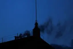 دود سیاه از دودکش سیستین