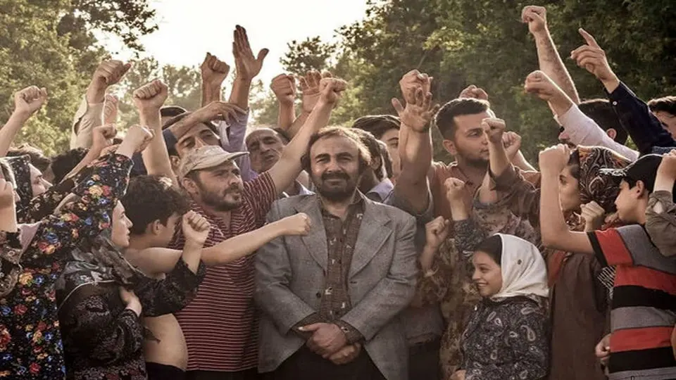 فیلم شیشلیک با این تصاویر در فضای مجازی سوژه شد/ مهلقا باقری و ژاله صامتی با تیپ دهه ۶۰ کنار رضا عطاران + عکس