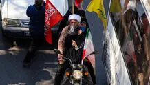 روحانی موتورسوار به سه ترک در زنجیره انسانی جان‌فدایان مشهد شرکت کرد + عکس