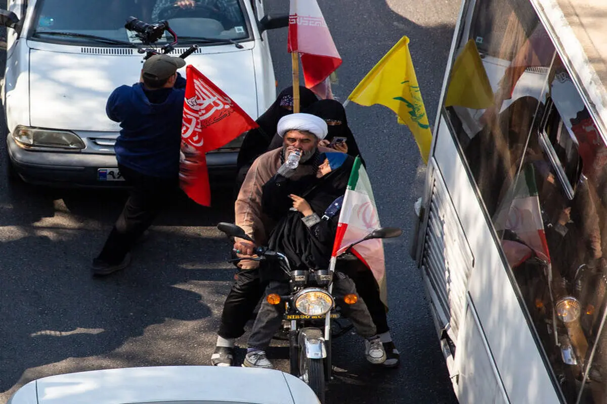 روحانی موتورسوار به سه ترک در زنجیره انسانی جان‌فدایان مشهد شرکت کرد + عکس