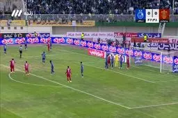 سنگ پرانی هواداران در لحظه کرنر به سمت عالیشاه + ویدیو