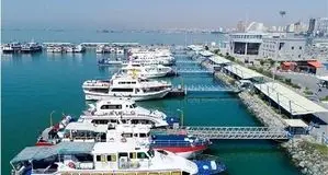 باد شدید رفت‌وآمد دریایی در بنادر پل خمیر و لافت قشم را تعطیل کرد