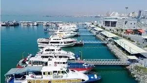 باد شدید رفت‌وآمد دریایی در بنادر پل خمیر و لافت قشم را تعطیل کرد