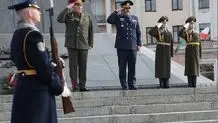 ادای احترام وزیر دفاع به یادمان سربازان مدافع وطن در بلاروس