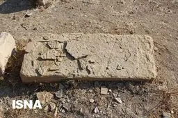 سنگ گورهای شکسته شده در بیدزرد/ جویندگان گنج گورستان قاجاری را زیر و رو کرده‌اند