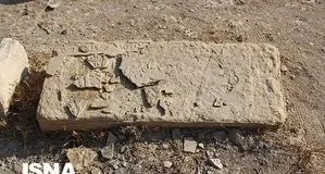 سنگ گورهای شکسته شده در بیدزرد/ جویندگان گنج گورستان قاجاری را زیر و رو کرده‌اند