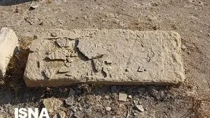 سنگ گورهای شکسته شده در بیدزرد/ جویندگان گنج گورستان قاجاری را زیر و رو کرده‌اند