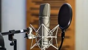 زنی که گزارشگر فوتبال است