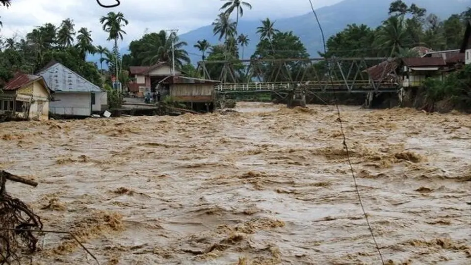 شمار تلفات سیل و رانش زمین در سوماترای اندونزی به ۱۰۰۰ نفر رسید
