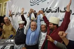 مردی با پیراهن خیس
