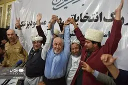مردی با پیراهن خیس
