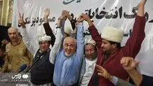 مردی با پیراهن خیس
