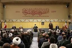 قائد الثورة : الحل لجمیع المشاکل یکمن فی العودة إلى الإسلام والتضامن بین الشعوب الإسلامیة