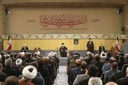 قائد الثورة : الحل لجمیع المشاکل یکمن فی العودة إلى الإسلام والتضامن بین الشعوب الإسلامیة