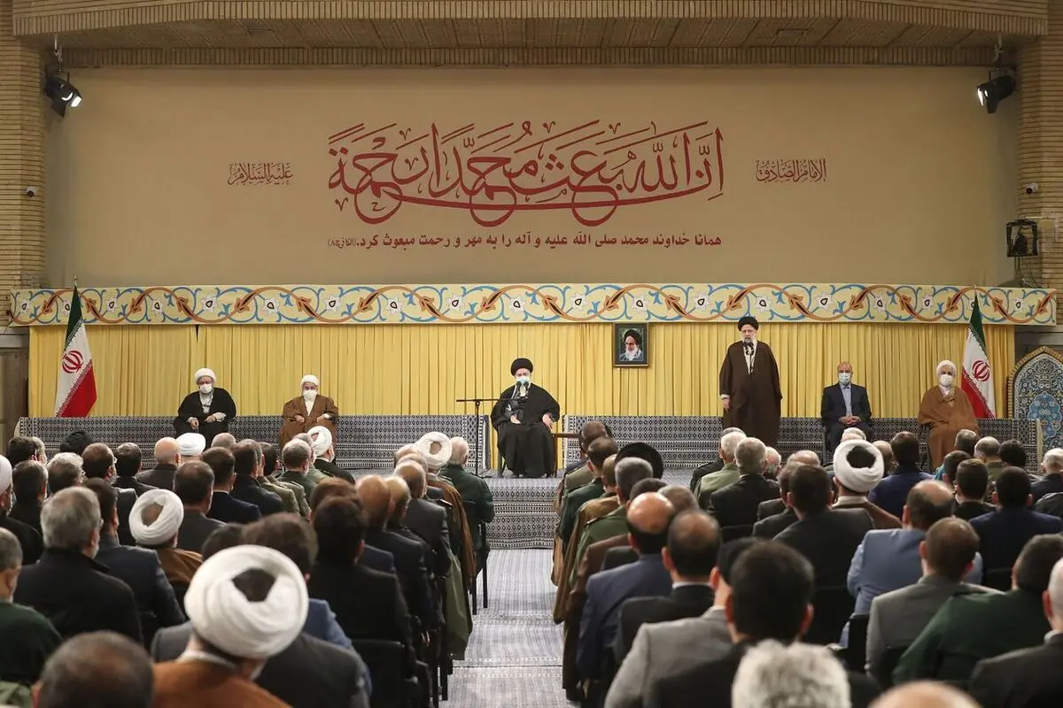 قائد الثورة : الحل لجمیع المشاکل یکمن فی العودة إلى الإسلام والتضامن بین الشعوب الإسلامیة