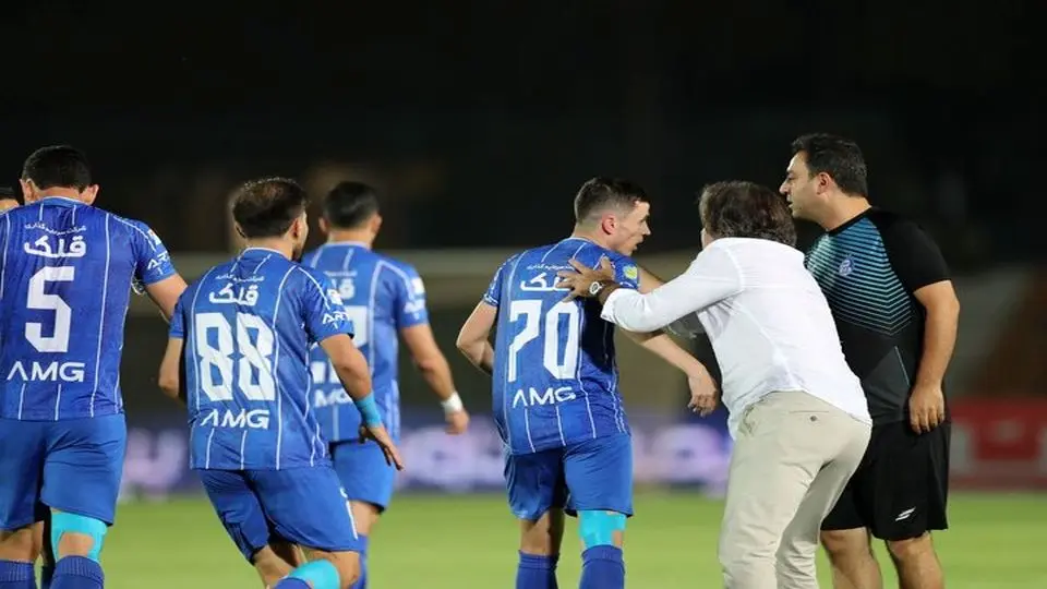 تشویق پرشور ساپینتو توسط هواداران استقلال