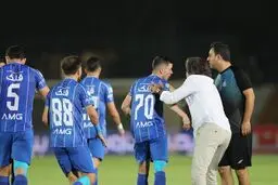 تشویق پرشور ساپینتو توسط هواداران استقلال