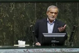 هر کس که مدعی است می‌تواند؛ بیاید جلو و کمک کند