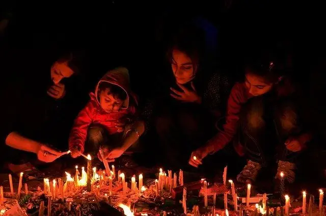 شام غریبان امام حسین (ع)؛ شب شمع هایی که اشک می‌ریزند