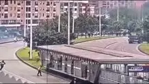 حمله معترضان ضدترامپ با تیر و کمان به سفارت آمریکا در کلمبیا + ویدیو