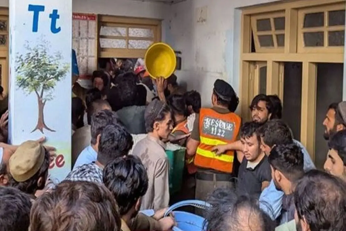 سقف یک مدرسه در پیشاور پاکستان ریخت / ۳۰ دانش‌آموز کشته شدند