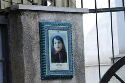 رونمایی از کاشی‌نگاره پروین اعتصامی 