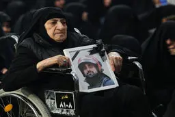 قاب عکس حمید مهدی، آتش‌نشانی مشهدی در مراسم چهلم کشته‌شدگان اعتراضات دی ماه + عکس