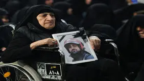 قاب عکس حمید مهدی، آتش‌نشانی مشهدی در مراسم چهلم کشته‌شدگان اعتراضات دی ماه + عکس