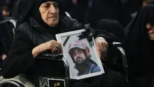 قاب عکس حمید مهدی، آتش‌نشانی مشهدی در مراسم چهلم کشته‌شدگان اعتراضات دی ماه + عکس