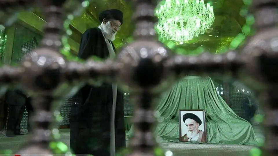 Leader attends mausoleum of Imam Khomeini
