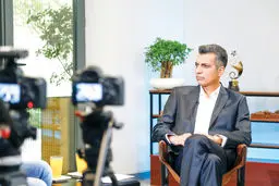آن روی عادل فردوسی‌پور
